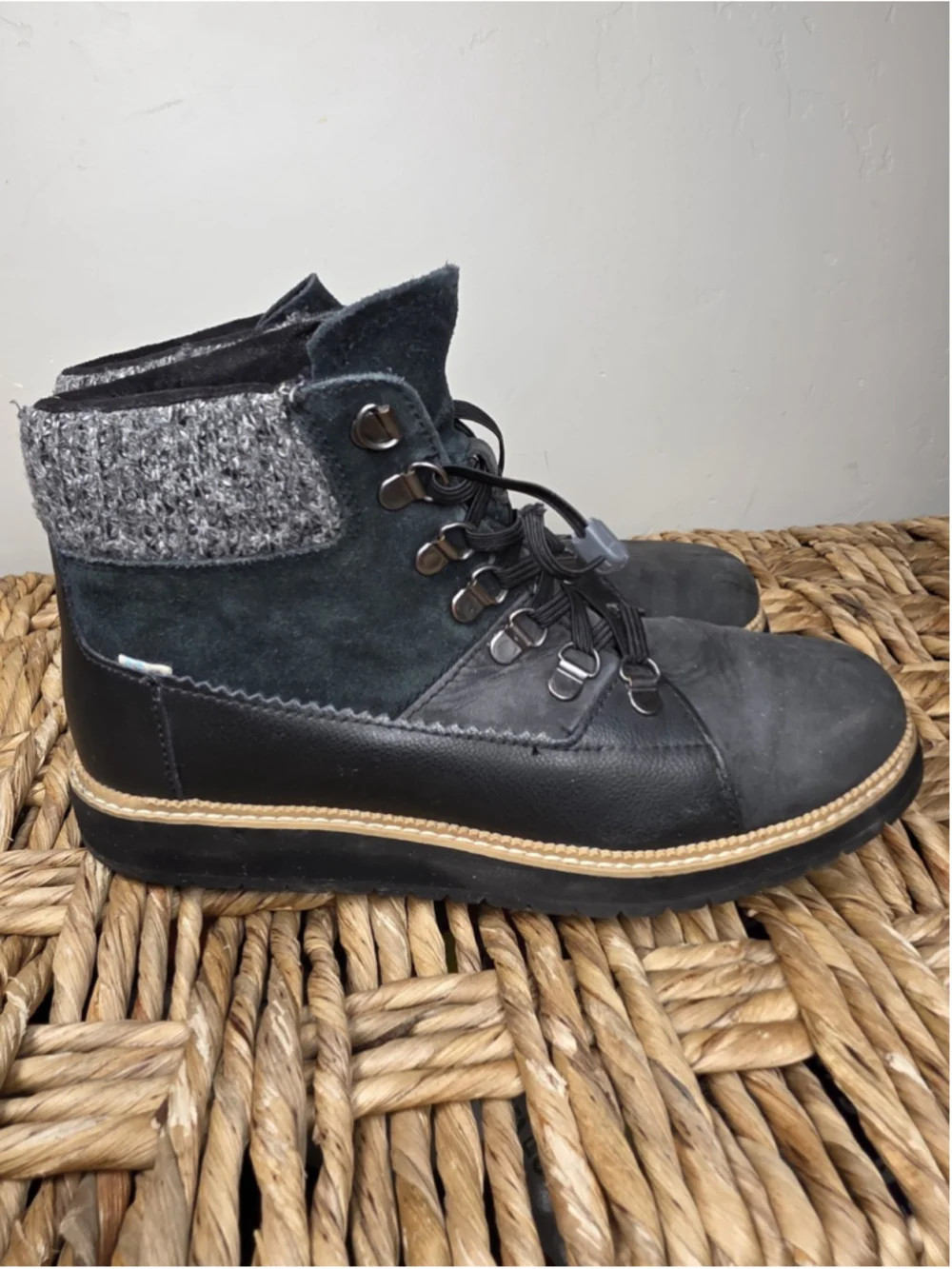 TOMS Sz 8 Mesa Black Gray Suede Leather Hiking Boots Knit Cuff Lace Up Lug Sole